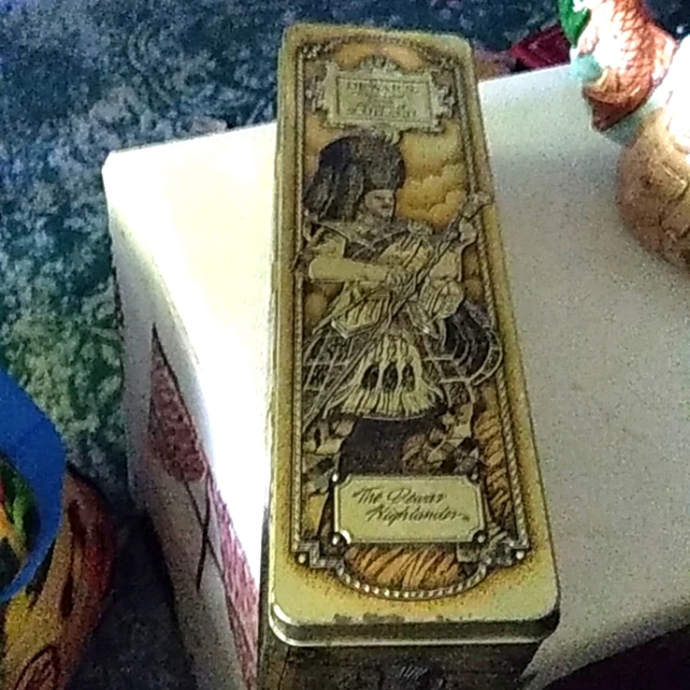 Dewar's White Lable Tin